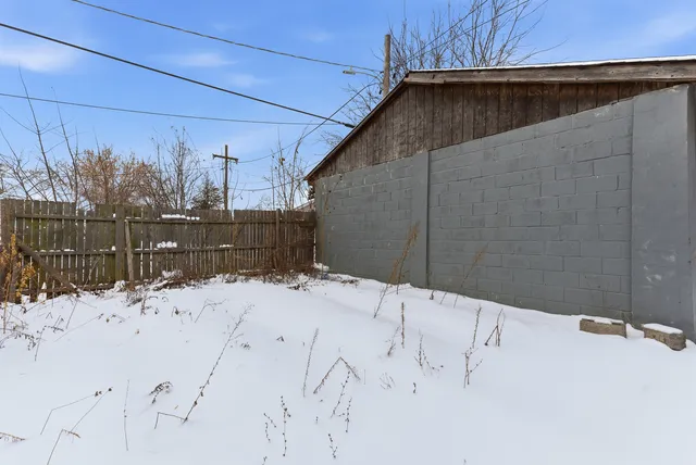 a view of back yard of the house