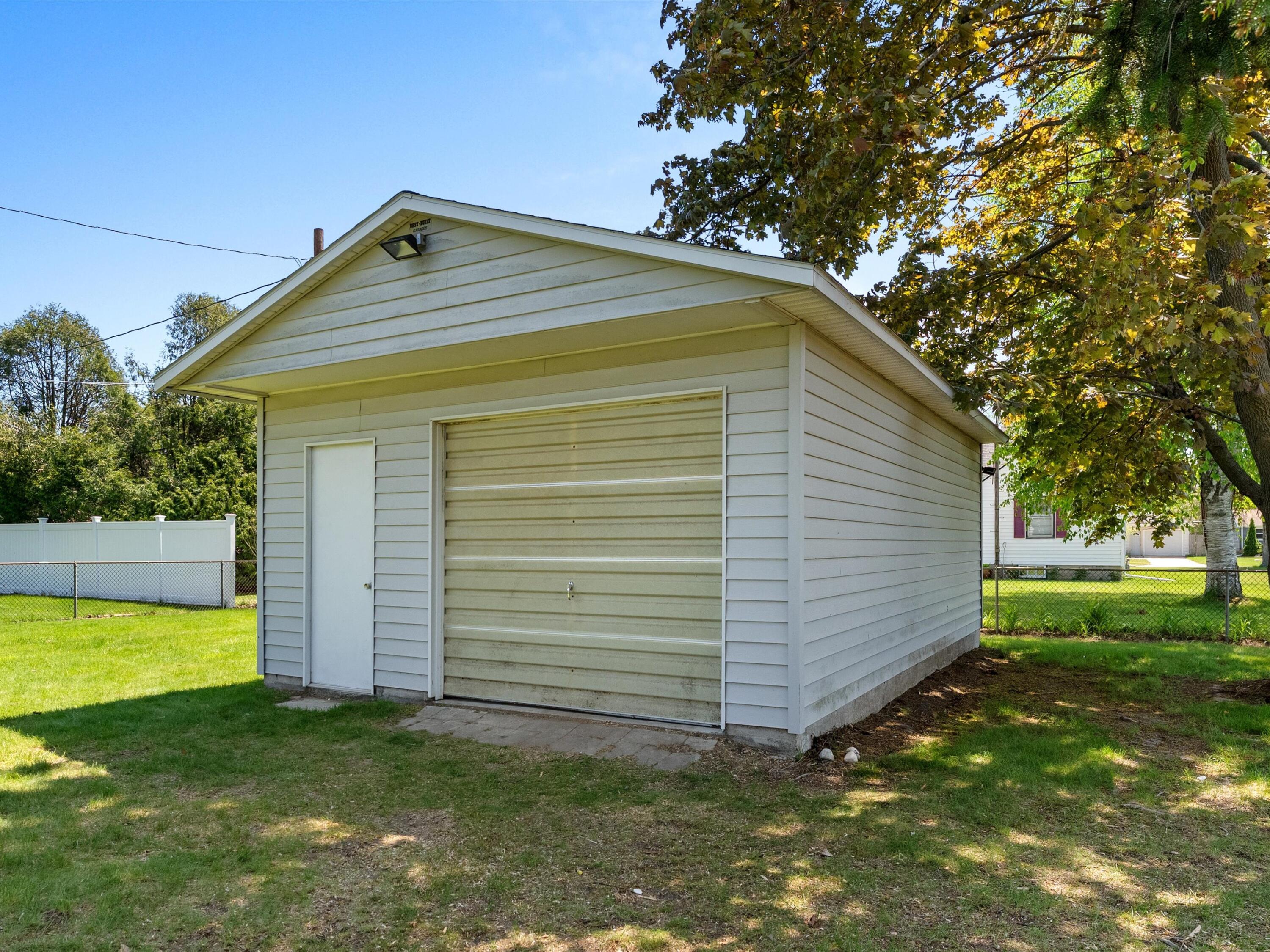 2343 39th Street Two Rivers, WI 54241 - Photo 7 of 33 04-029_3102117_03670