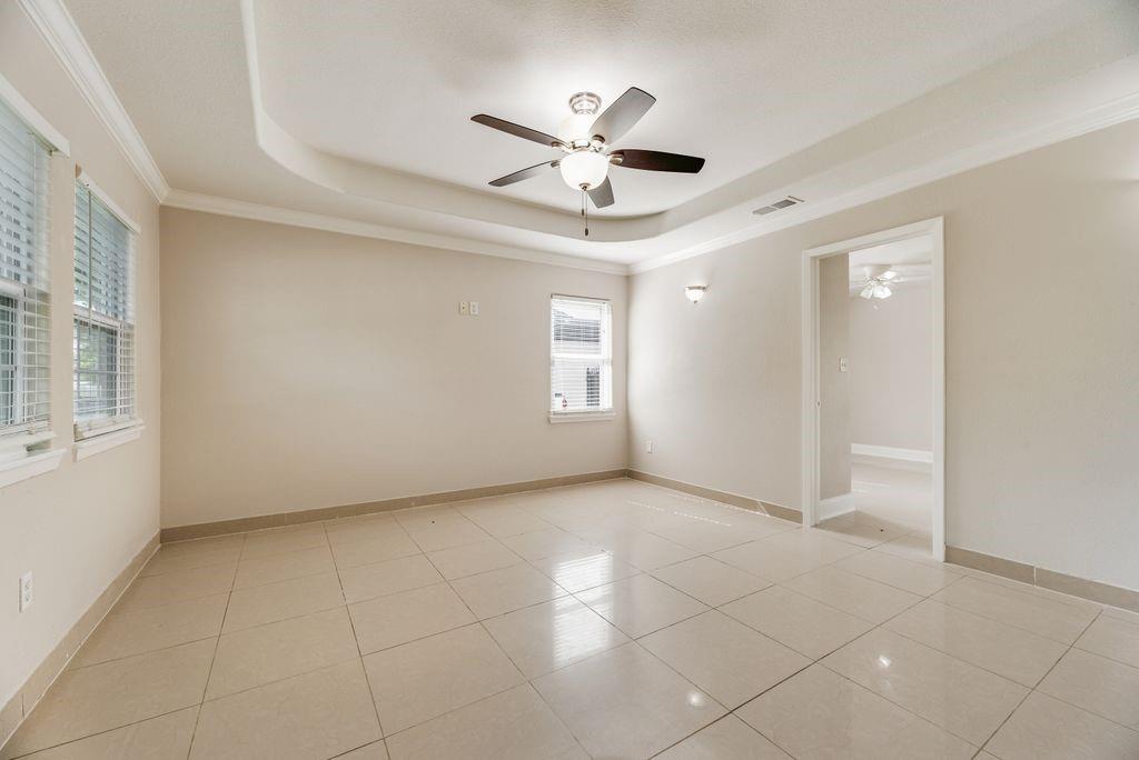 121 Dallas Drive Euless, TX 76039 - Photo 7 of 28