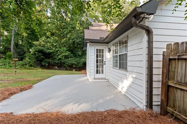 a view of a house with backyard and garden