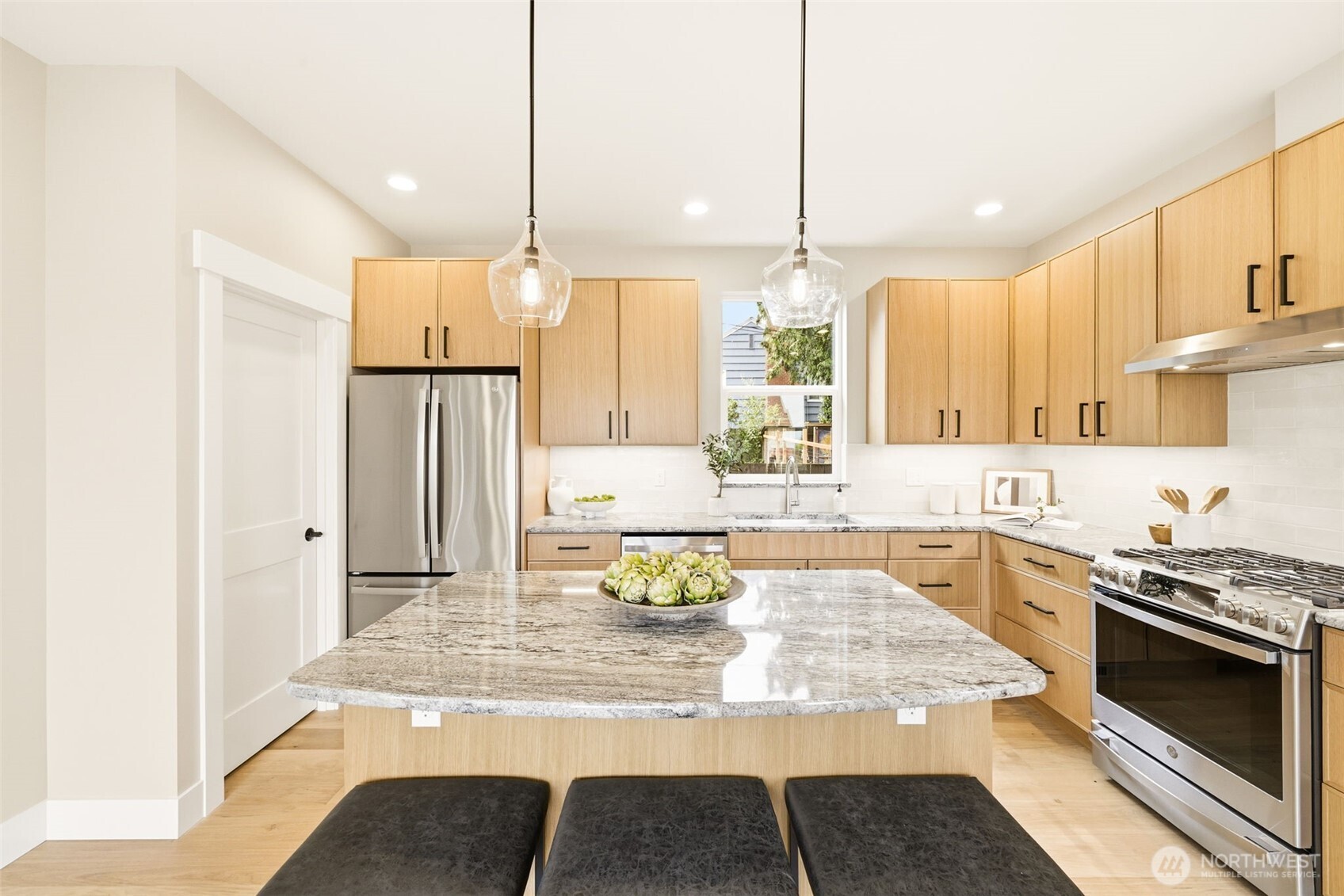 10202 44th Avenue Southwest Seattle, WA 98146 - Photo 11 of 35