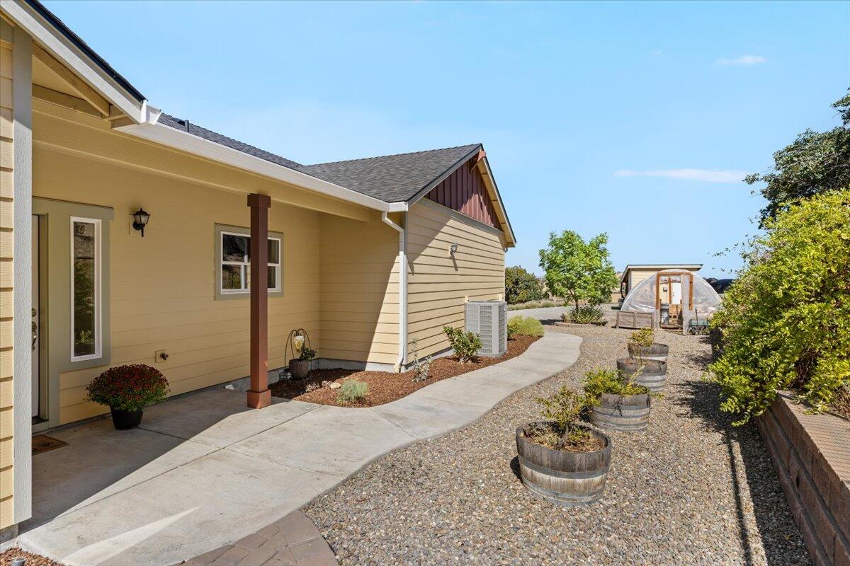 4856 Payne Road Medford, OR 97504 - Photo 15 of 49 Sidewalk to front entrance