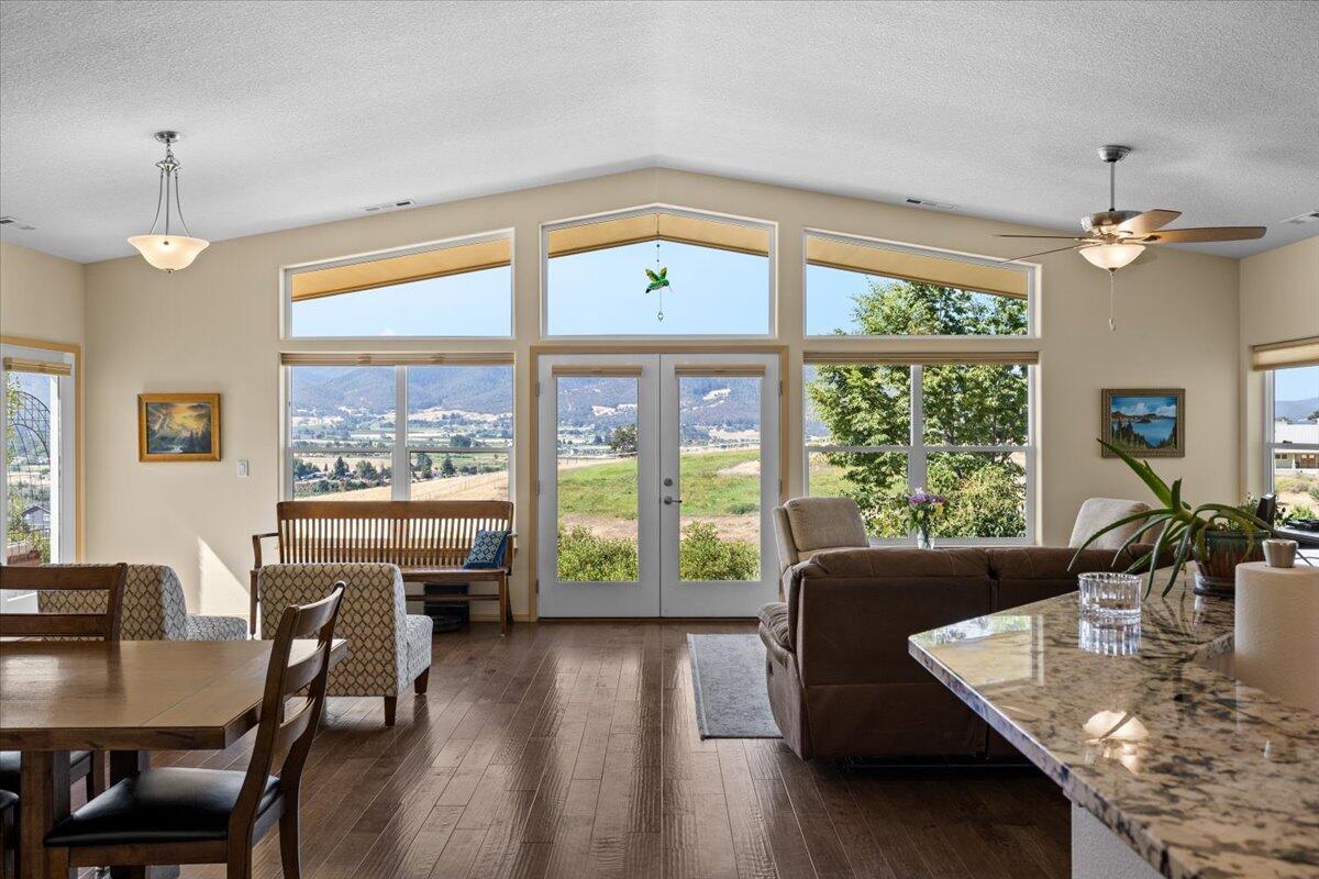 4856 Payne Road Medford, OR 97504 - Photo 18 of 49 Great room