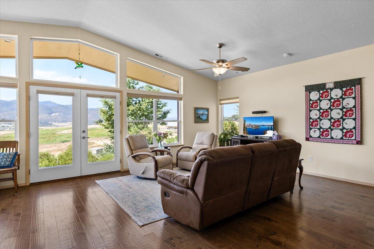4856 Payne Road Medford, OR 97504 - Photo 19 of 49 Great room