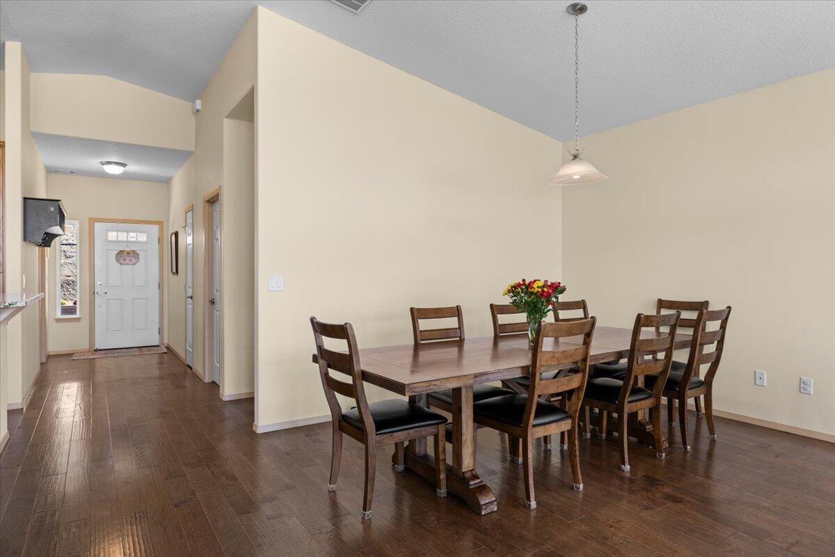 4856 Payne Road Medford, OR 97504 - Photo 20 of 49 Dining area in great room
