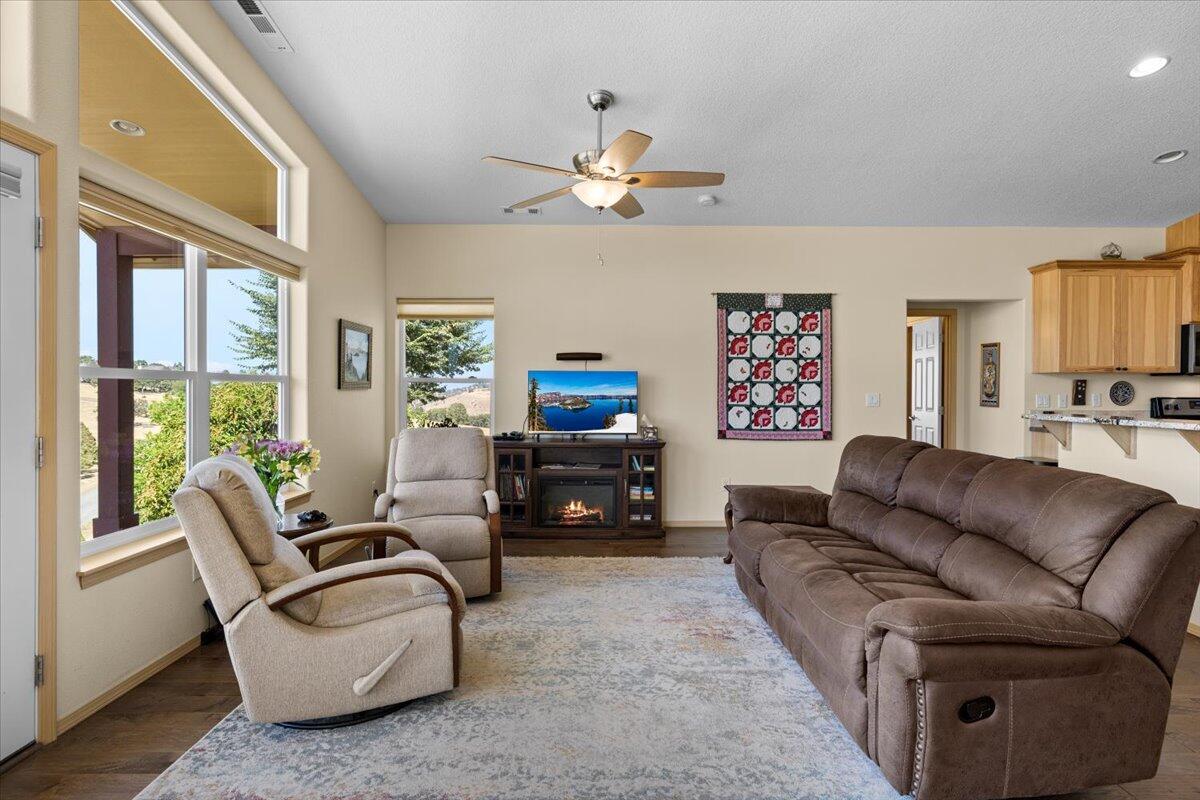4856 Payne Road Medford, OR 97504 - Photo 22 of 49 Great room with ceiling fan