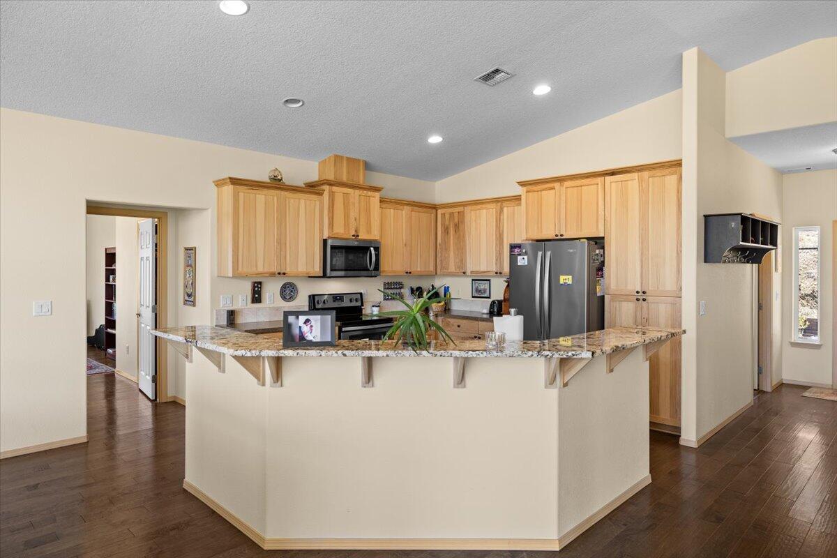 4856 Payne Road Medford, OR 97504 - Photo 23 of 49 Open kitchen with granite-topped breakfast bar