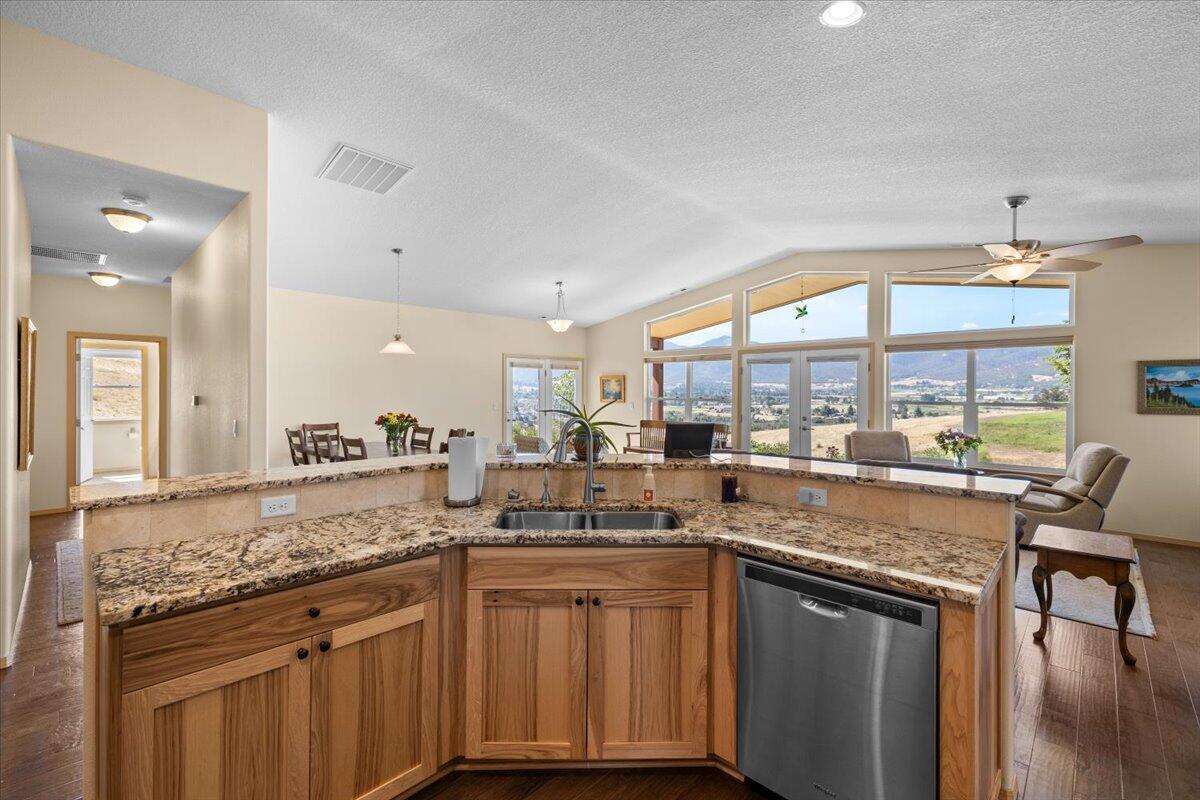 4856 Payne Road Medford, OR 97504 - Photo 26 of 49 Open kitchen facing great room