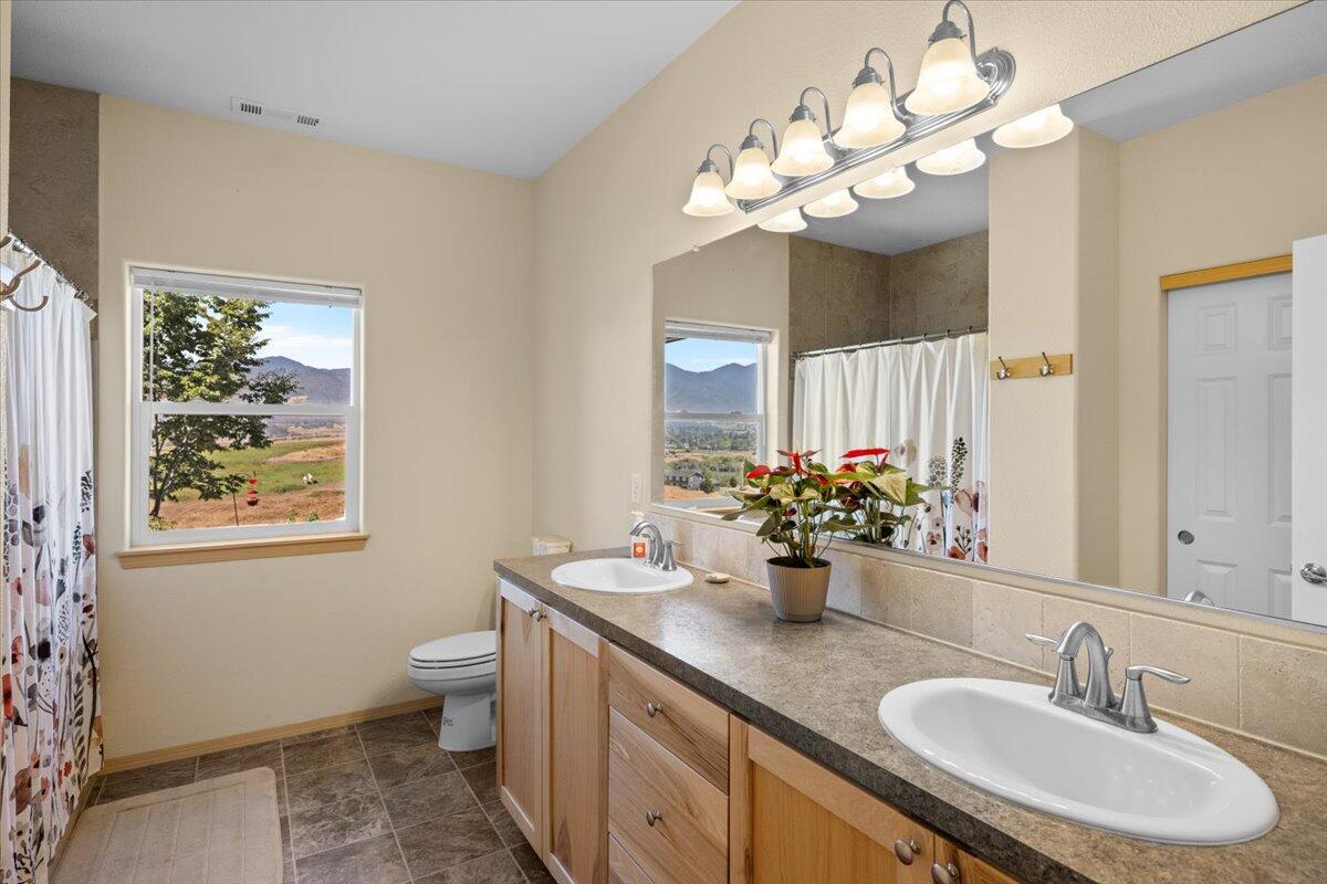 4856 Payne Road Medford, OR 97504 - Photo 31 of 49 Primary bath with dual sinks