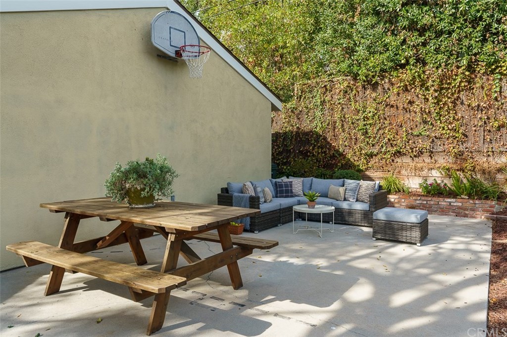 2127 Lyans Drive La Canada Flintridge, CA 91011 - Photo 39 of 57