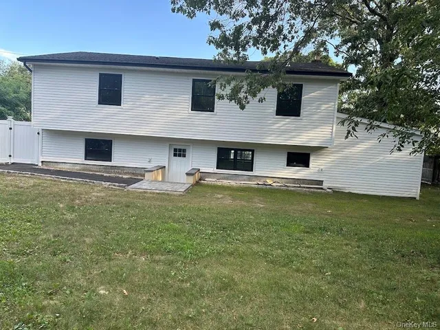 a front view of house with yard