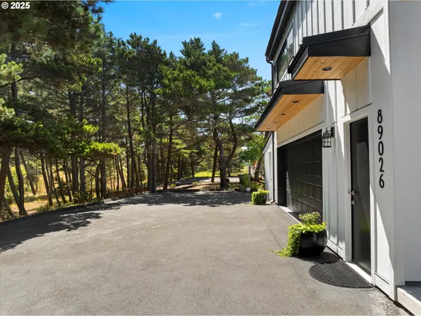 $1,700,000 | 89026 Ocean Drive, Warrenton, OR 97146