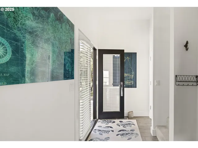 a view of entryway with bathroom