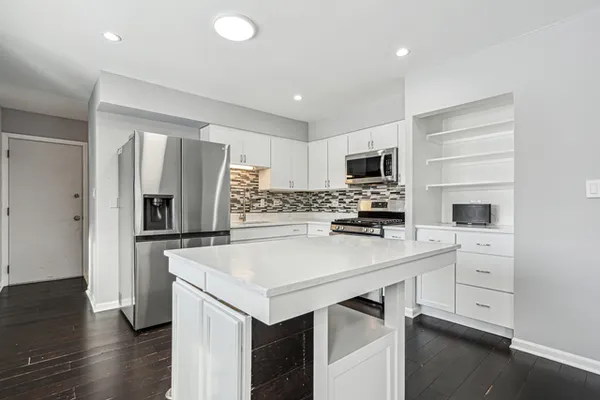 $3,000 | 10406 Waterford Drive, Unit 2, Westchester, IL 60154