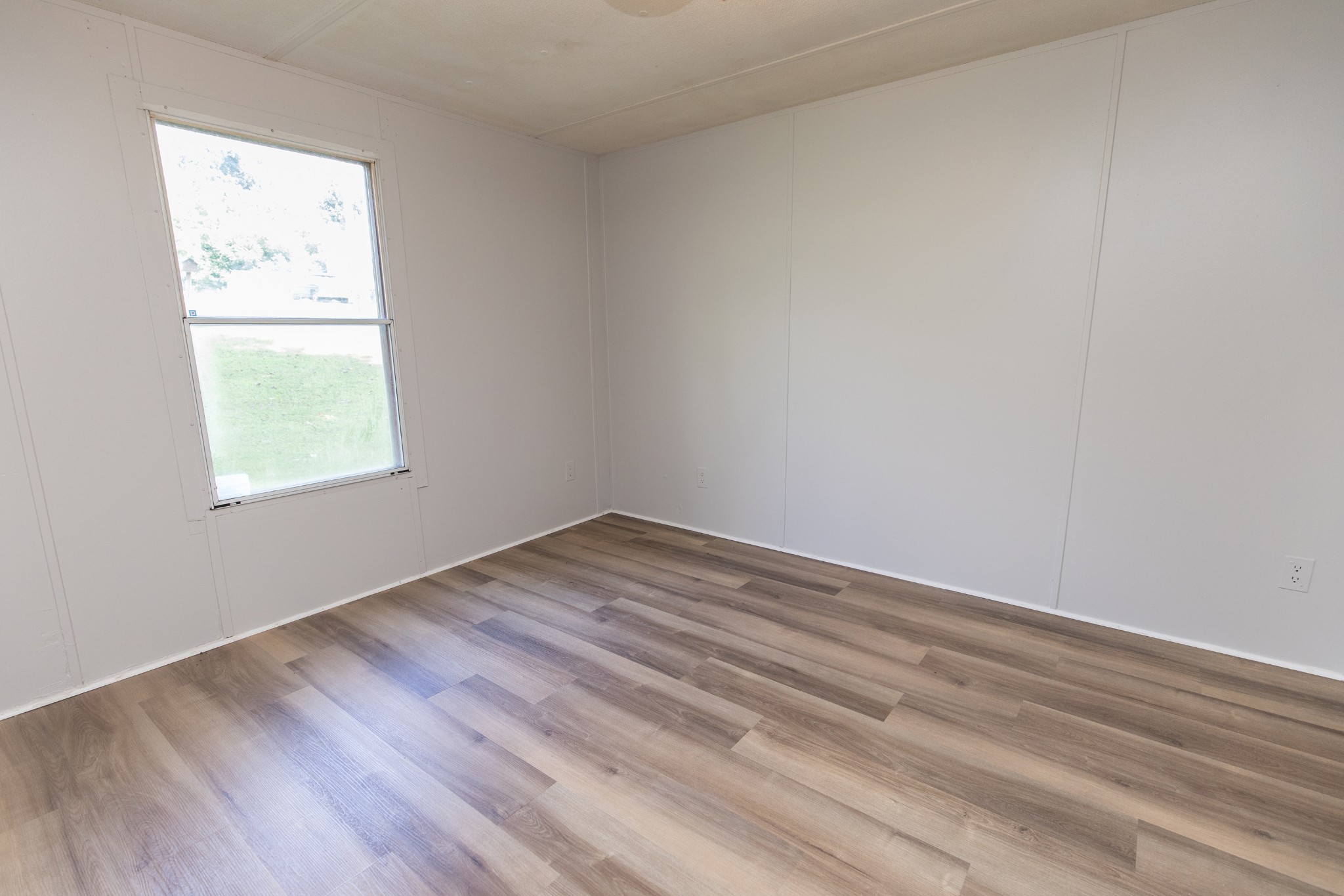 1304 Shell Road Goodlettsville, TN 37072 - Photo 16 of 40 an empty room with a window