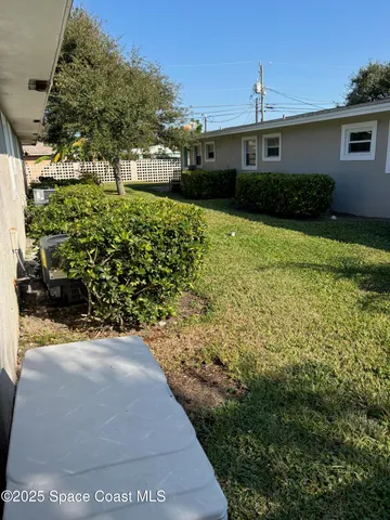 a sign that is on the wall of a building