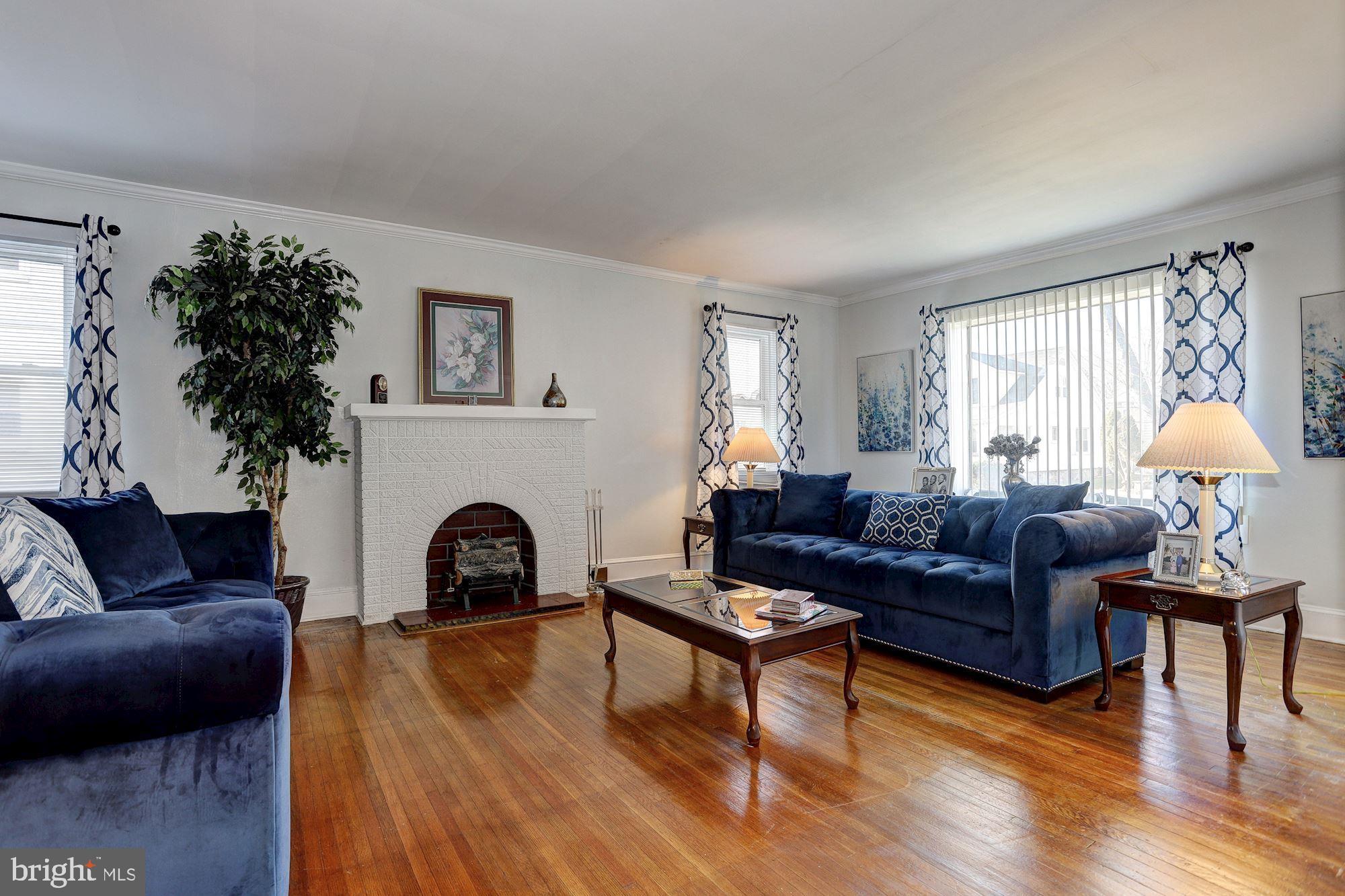 3919 Pinkney Road Baltimore, MD 21215 - Photo 3 of 24 Living Room