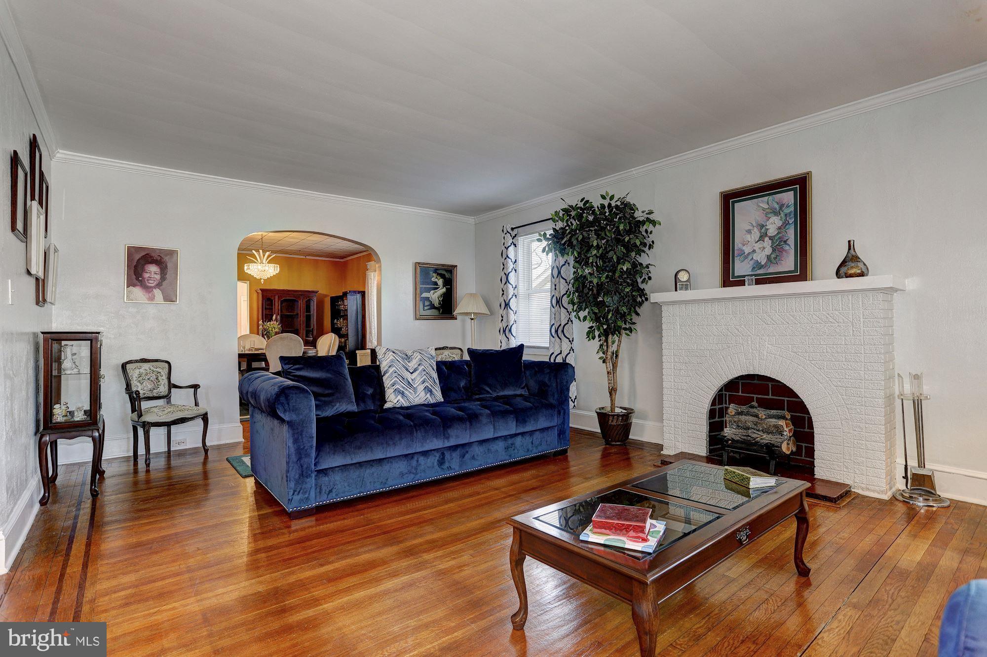 3919 Pinkney Road Baltimore, MD 21215 - Photo 4 of 24 Living Room