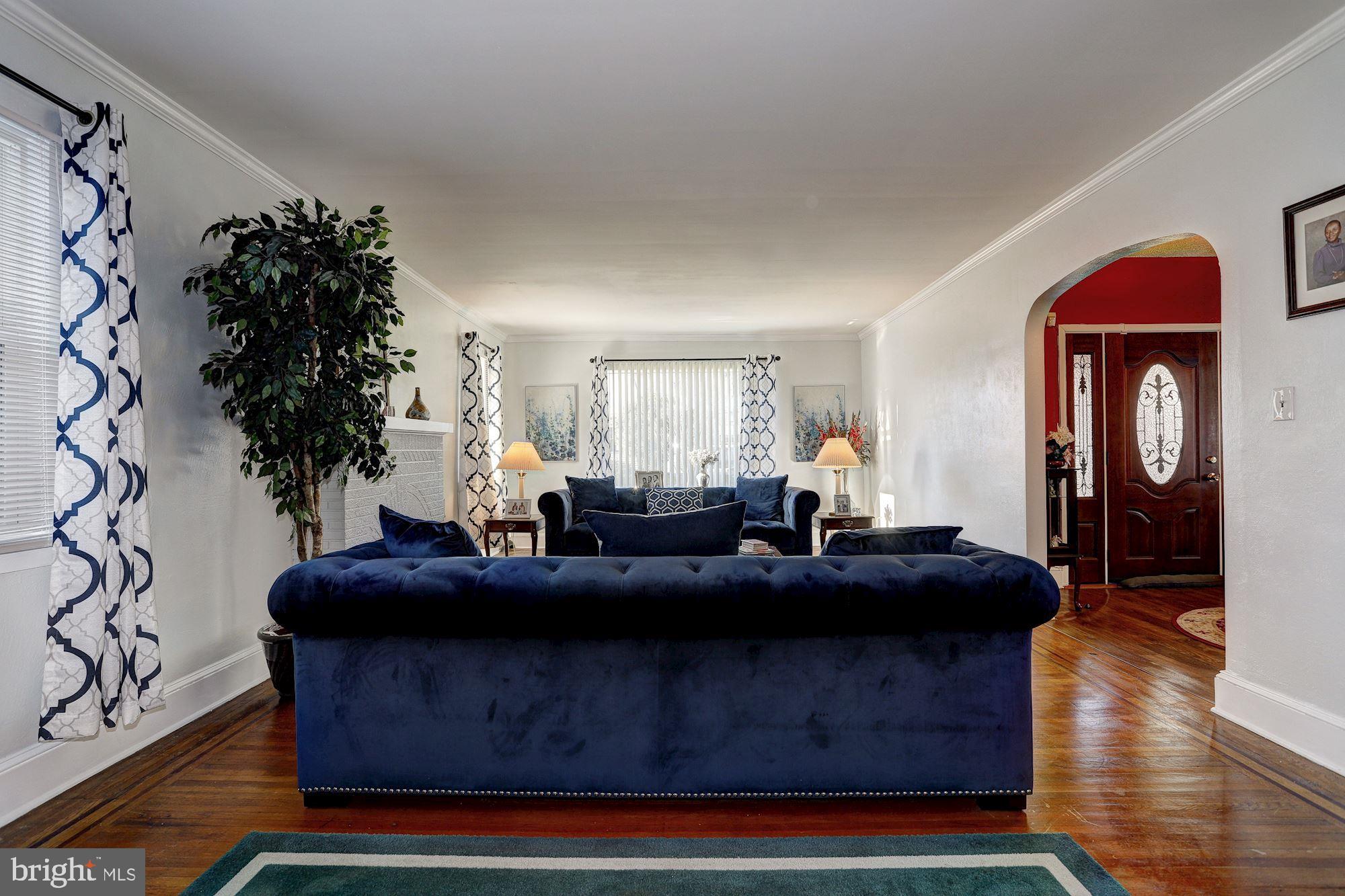 3919 Pinkney Road Baltimore, MD 21215 - Photo 5 of 24 Living Room