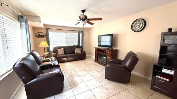 $2,300 | 40 Essex Court, Unit C, Royal Palm Beach, FL 33411