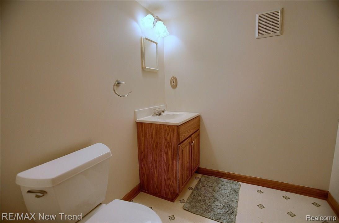 36307 West Lyman Road Farmington, MI 48331 - Photo 29 of 33 091.jpg