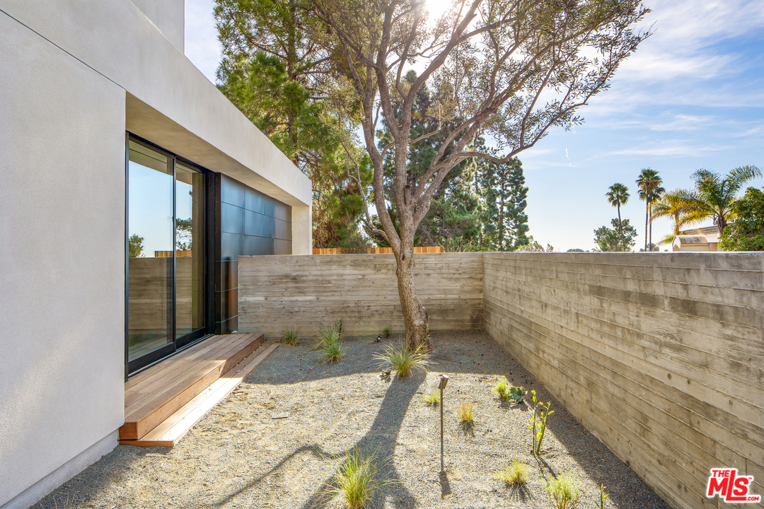 1448 Stradella Road Los Angeles, CA 90077 - Photo 5 of 49