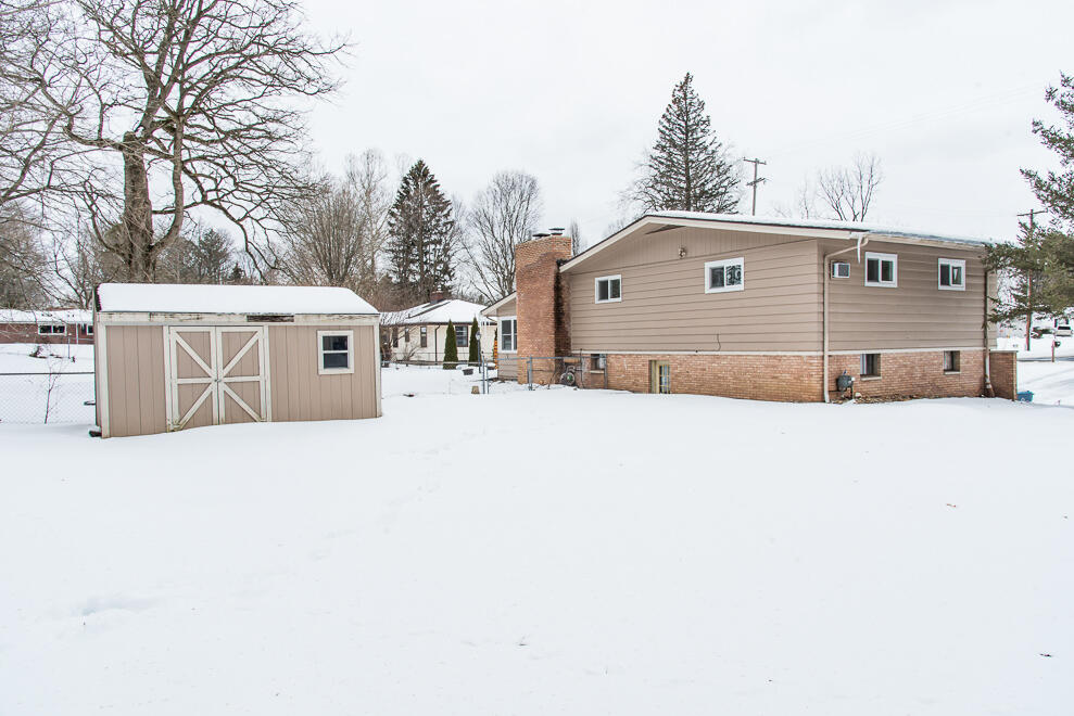 3913 Grand Prairie Road Kalamazoo, MI 49006 - Photo 3 of 40 DSC_3563