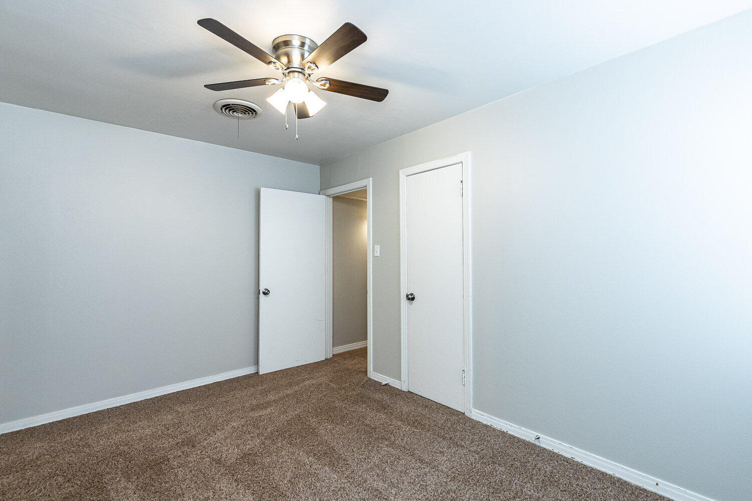 2603 39th Street Lubbock, TX 79413 - Photo 11 of 19 an empty room with closet and ceiling fan