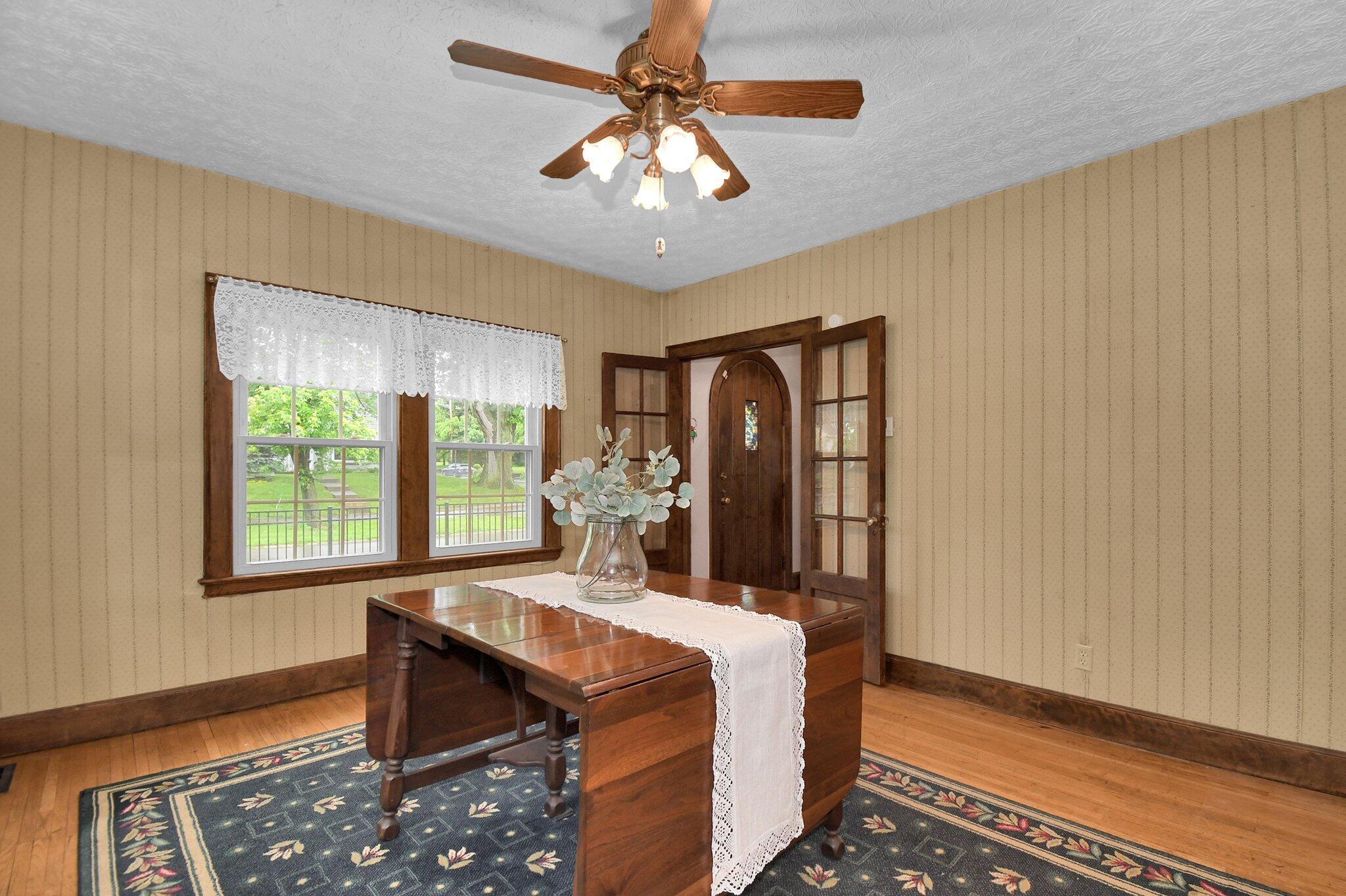 4433 Zeller Road Columbus, OH 43214 - Photo 10 of 34 Spacious dining room