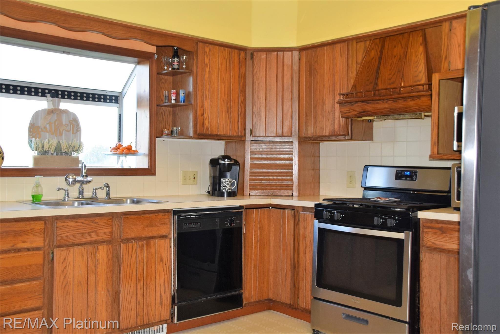 11209 Pittsburg Road Durand, MI 48429 - Photo 5 of 27 kitchen right.jpg