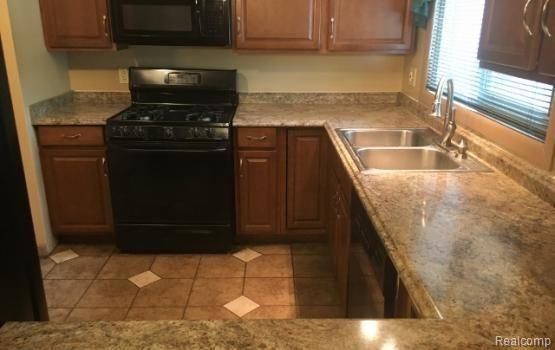 644 Sheffield Road Auburn Hills, MI 48326 - Photo 3 of 34