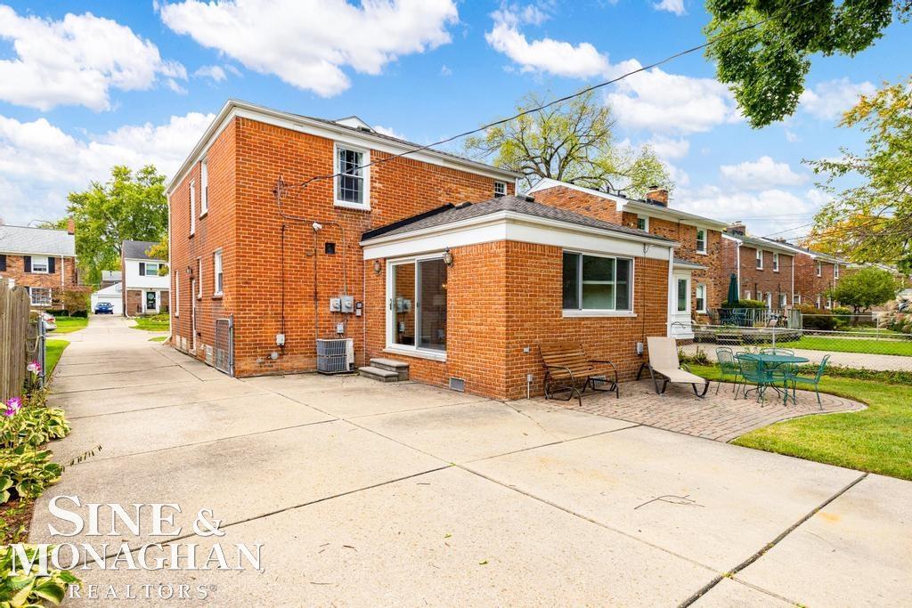 1694 Newcastle Road Grosse Pointe, MI 48236 - Photo 28 of 41 50124791-27.JPG