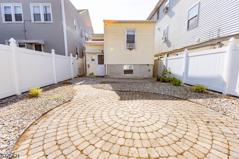 622 North 9th Street Newark, NJ 07107 - Photo 20 of 24 a view of a backyard of the house