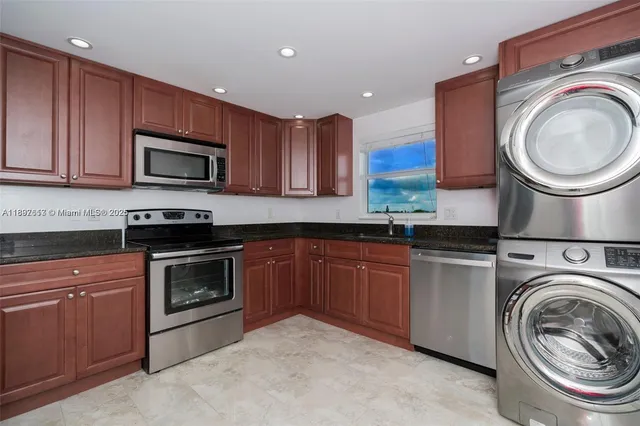 $2,600 | 801 Lake Shore Drive, Unit 502, Lake Park, FL 33403