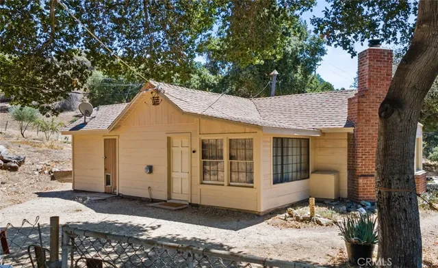 a view of a house with backyard