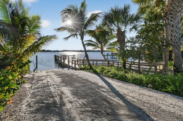 $1,299,000 | 285 Golfview Drive, Tequesta, FL 33469