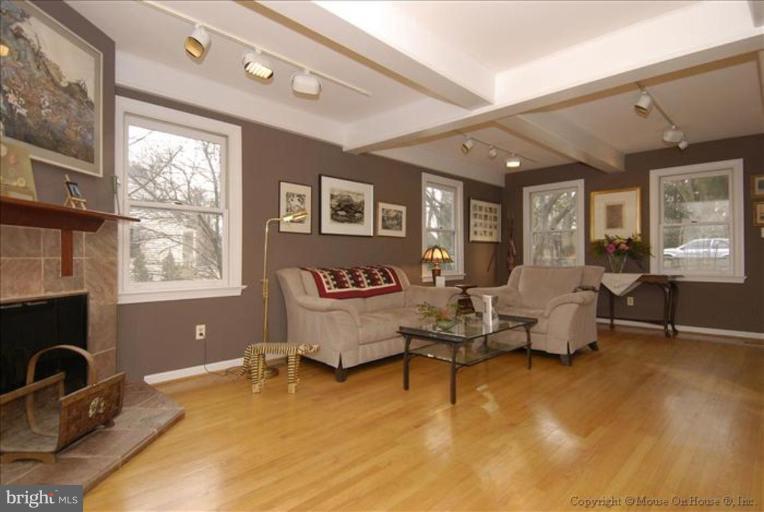 7507 Arden Road Cabin John, MD 20818 - Photo 5 of 30 Living room