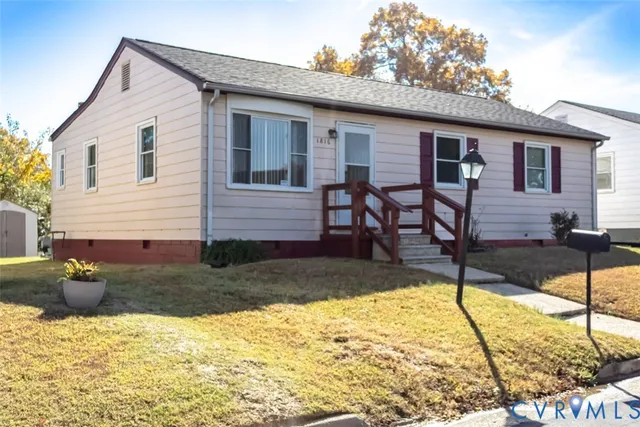 a view of a house with backyard