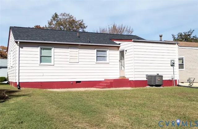 a view of a small yard and front of a house