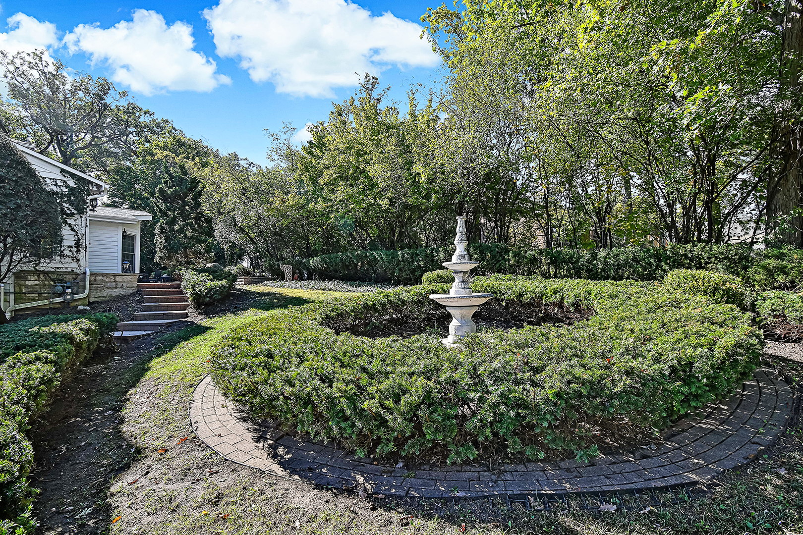 6116 South County Line Road Burr Ridge, IL 60527 - Photo 49 of 66 a view of a chair and table on the garden