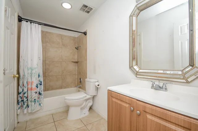 a view of a back yard