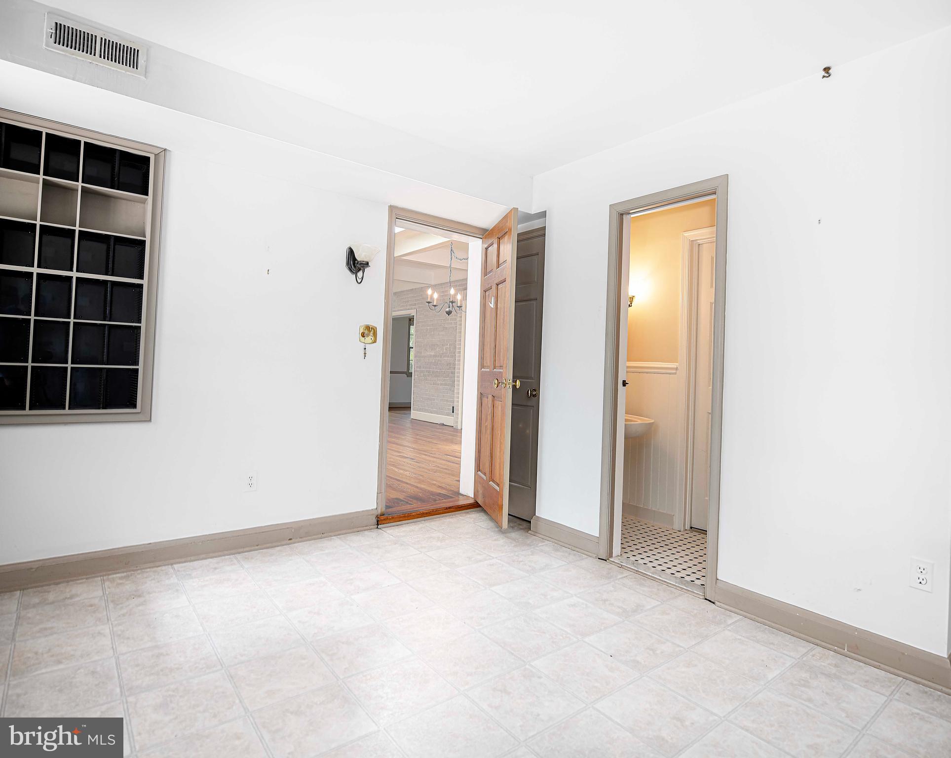 417 Terrace Way Towson, MD 21204 - Photo 23 of 73 Flex room accessing the deck or garage!