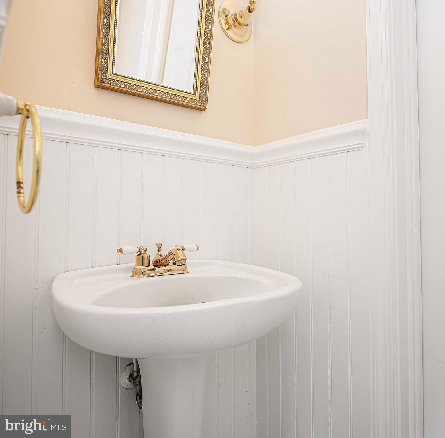 417 Terrace Way Towson, MD 21204 - Photo 25 of 73 1st floor powder room