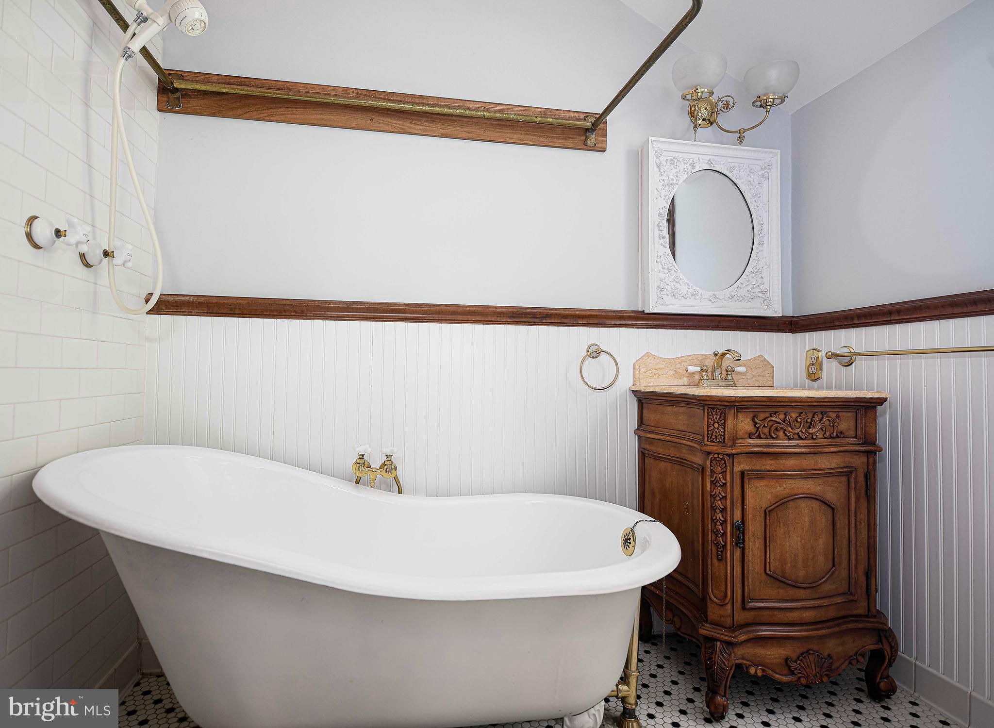 417 Terrace Way Towson, MD 21204 - Photo 29 of 73 Clawfoot tub!