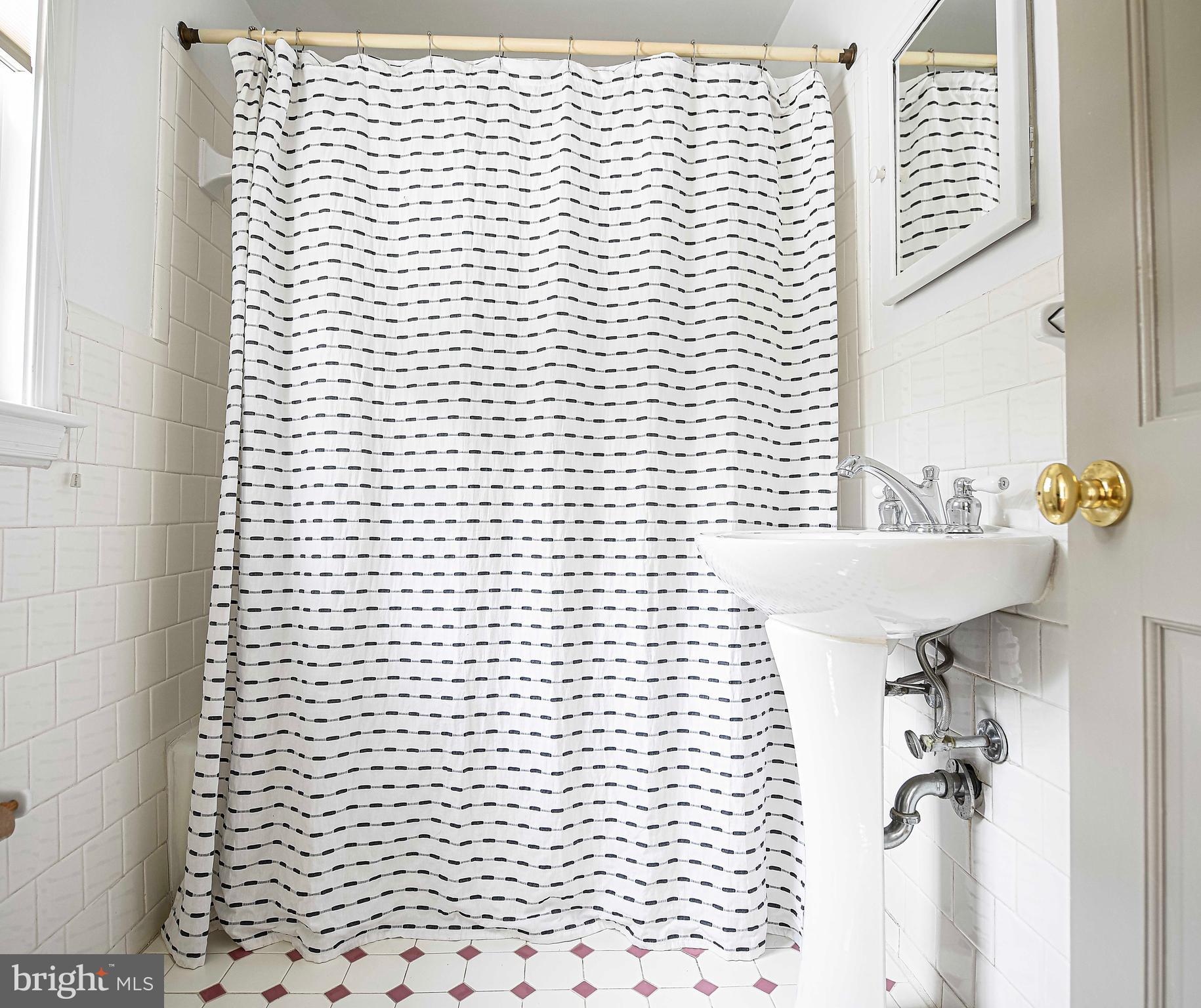 417 Terrace Way Towson, MD 21204 - Photo 34 of 73 2nd floor hall bath!