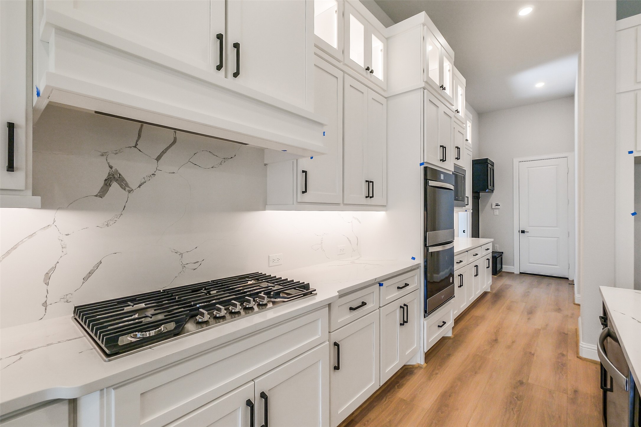 12965 Whitewater Way Conroe, TX 77302 - Photo 14 of 50 a kitchen with granite countertop a stove and a refrigerator