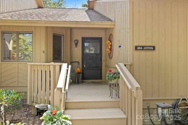 $358,500 | 404 Water Oak Lane, Hendersonville, NC 28791