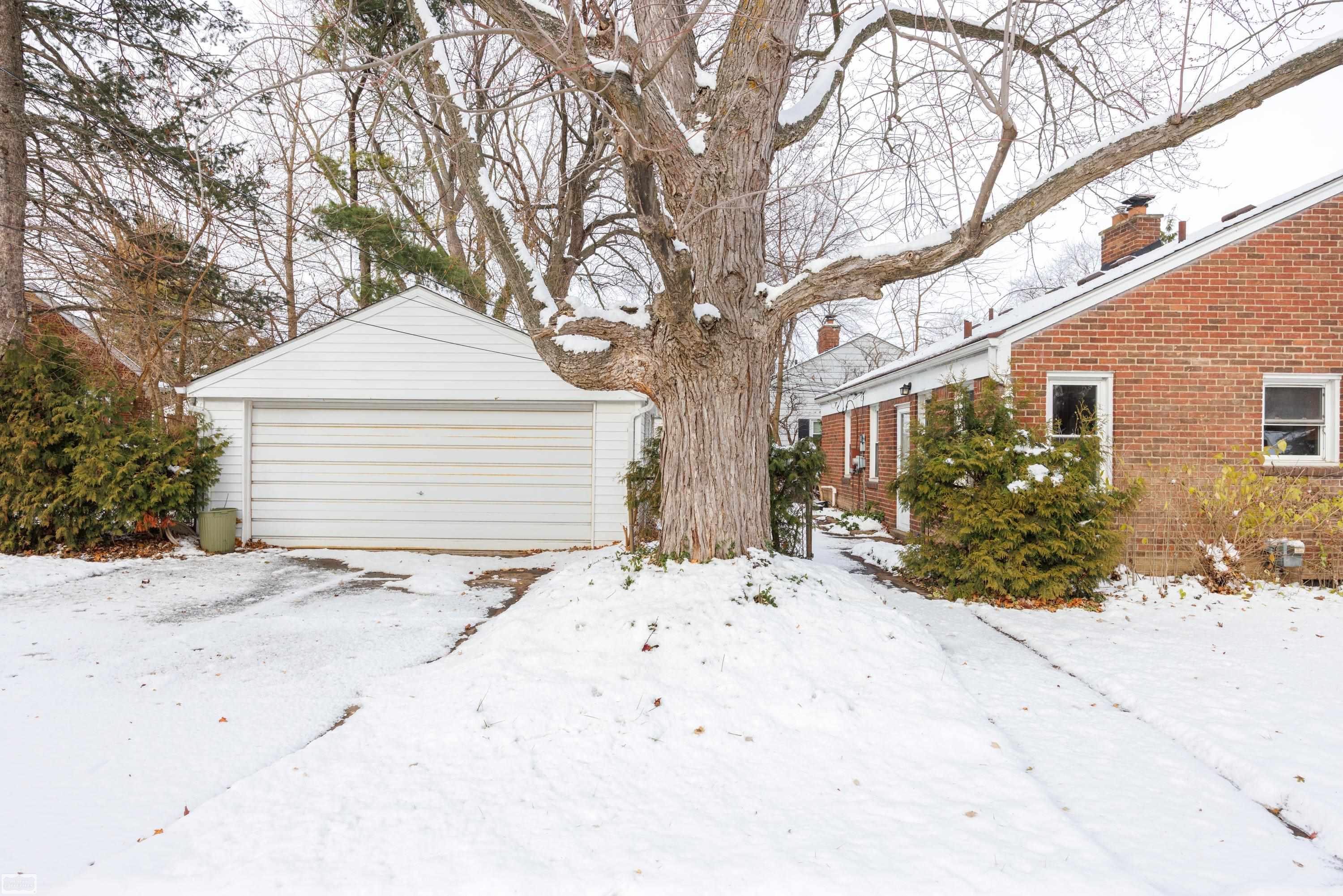 2403 Crooks Road Royal Oak, MI 48073 - Photo 15 of 16 50195808-6a39fc9e-5e9e-45e2-874b-f0e002bd9a2b.JPG