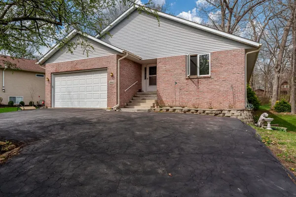 $425,900 | 2085 Lake Summerset Road, Davis, IL 61019