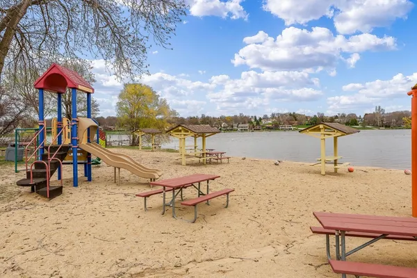 $425,900 | 2085 Lake Summerset Road, Davis, IL 61019